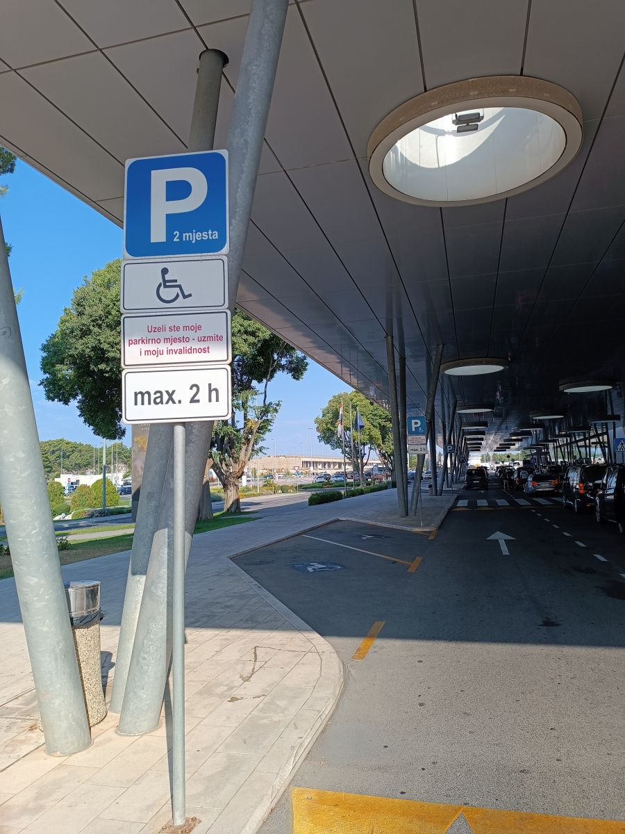 Pristupačan pločnik s rampom i odmorištem