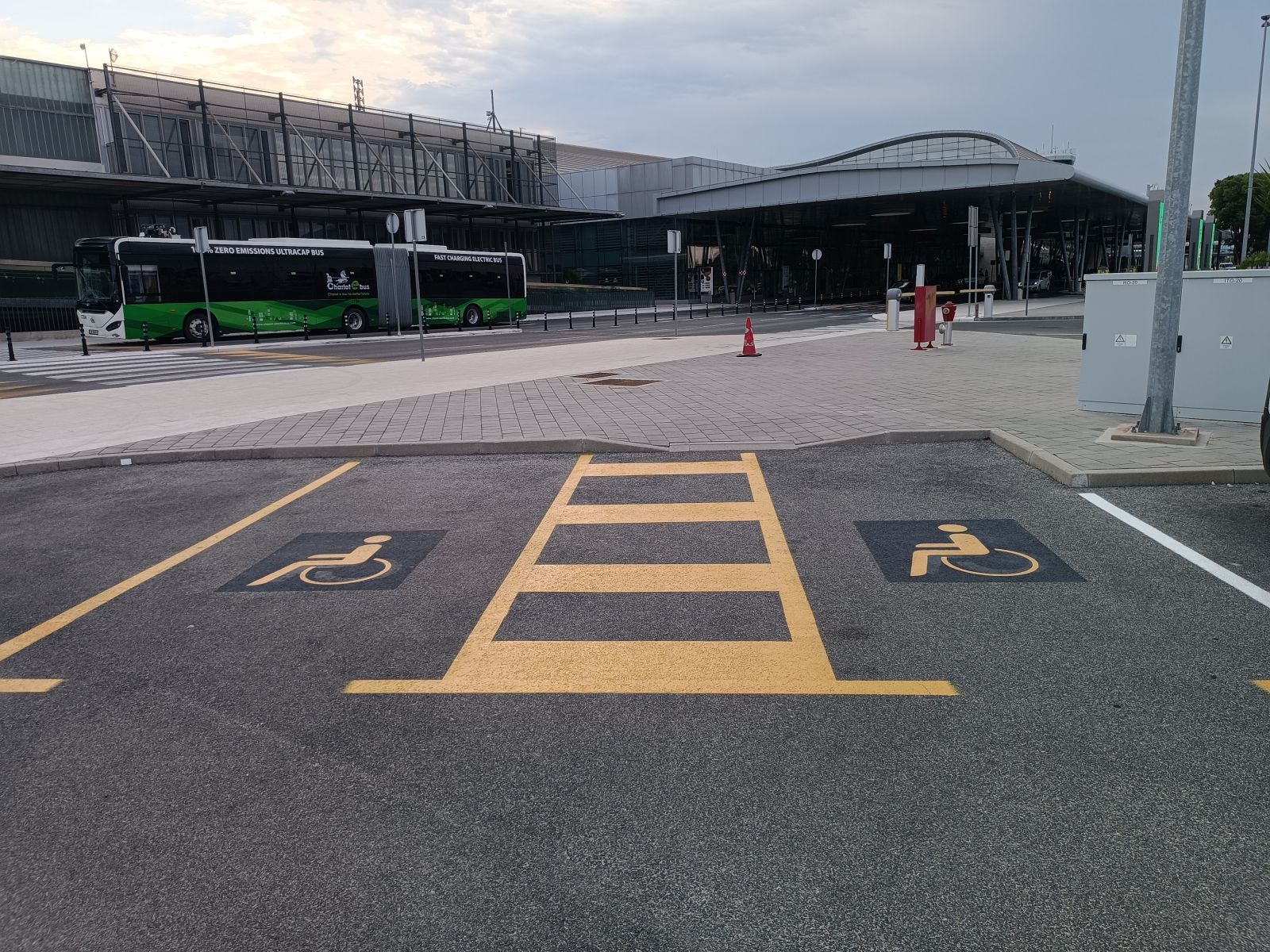 Pristupačna parkirna mjesta sa simbolima za invalidska kolica