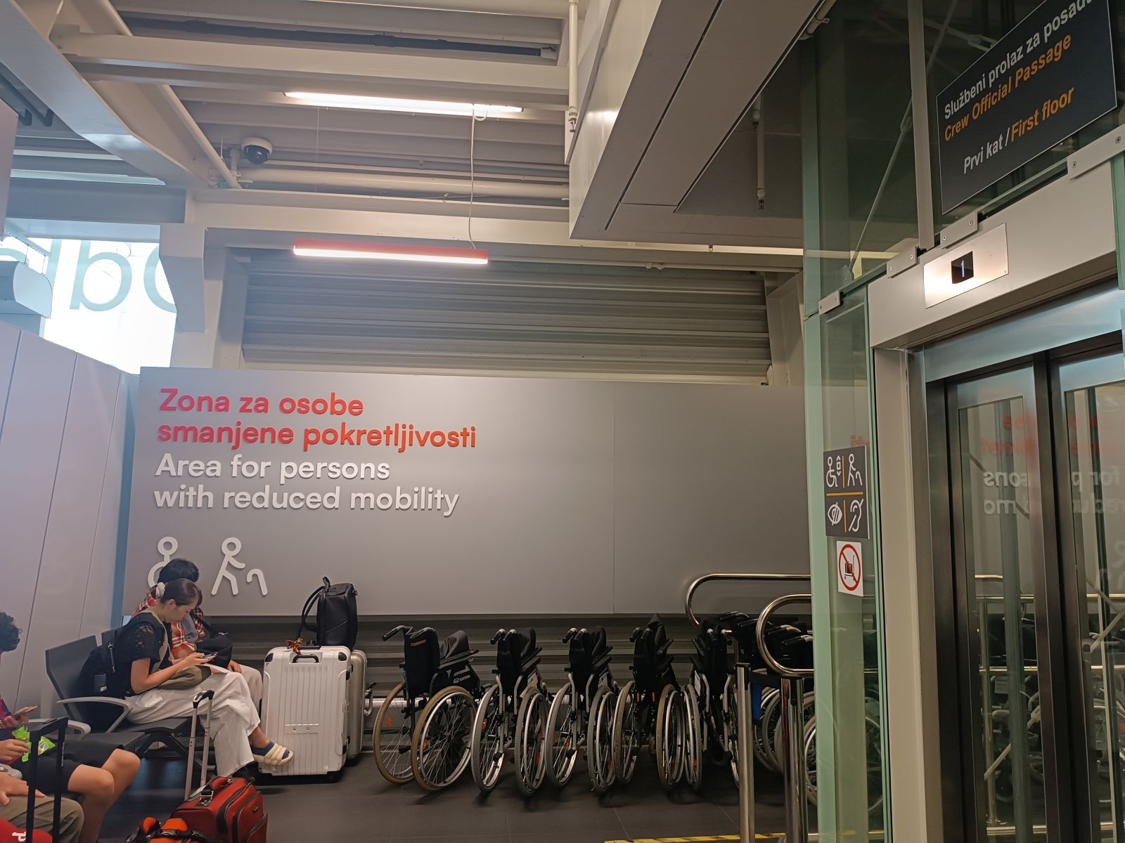 Taktilna staza koja vodi do pristupačnih sadržaja